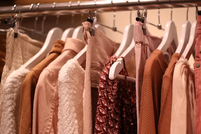 clothes, hangers, shop, shopping, boutique, shirts, brown shopping, brown clothes, brown shop. Eine Kollektion gegen einzelne Produktlinks testen
