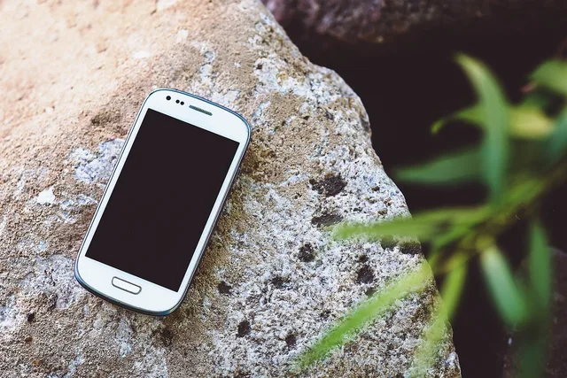 smartphone, mobile, outdoors, touch, display, screen, phone, rock, white. Produktseiten für mobile Social-Besucher prüfen